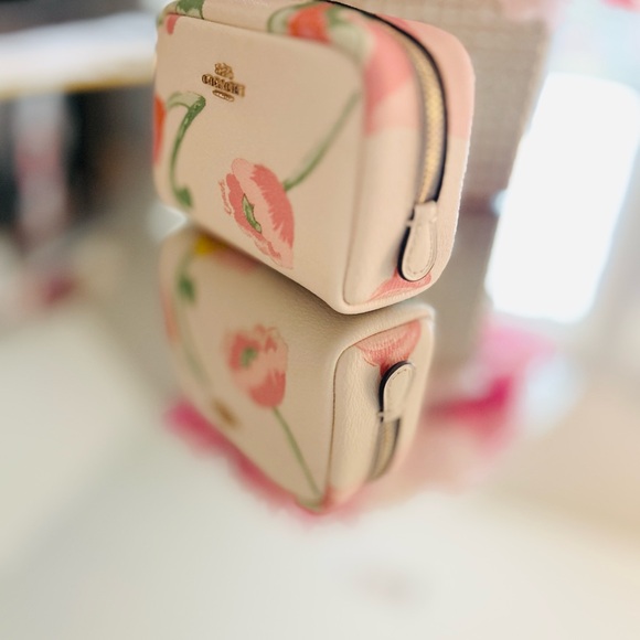 Coach Floral Small Boxy Cosmetic Case NWT - Picture 3 of 11